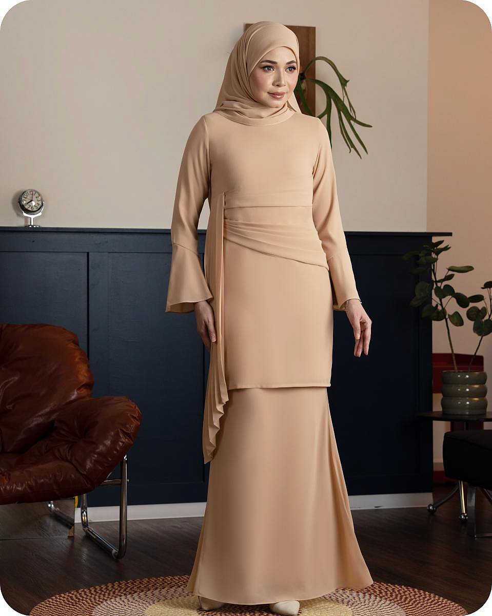 CAROLINE KURUNG - NUDE