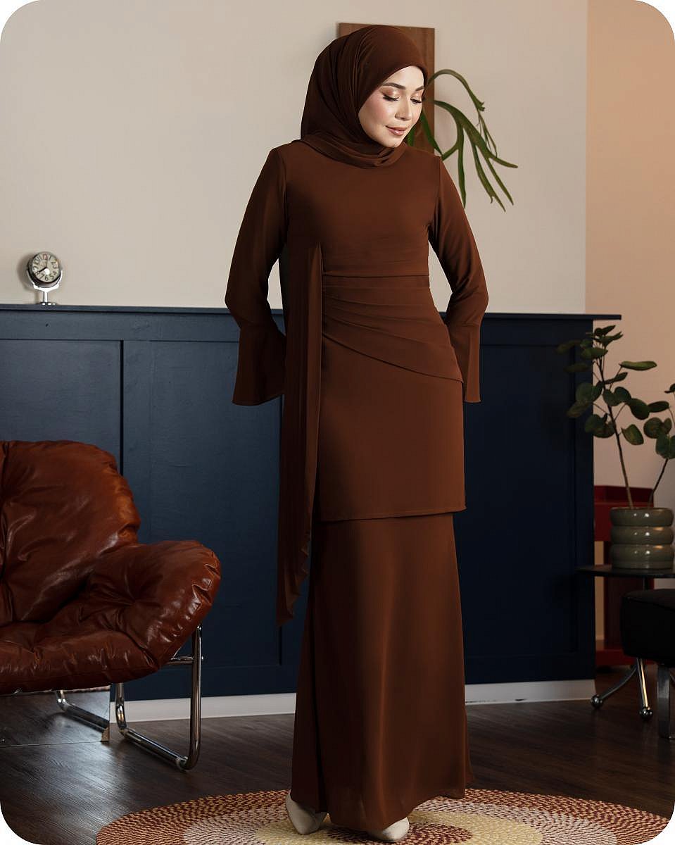 CAROLINE KURUNG - RICH BROWN