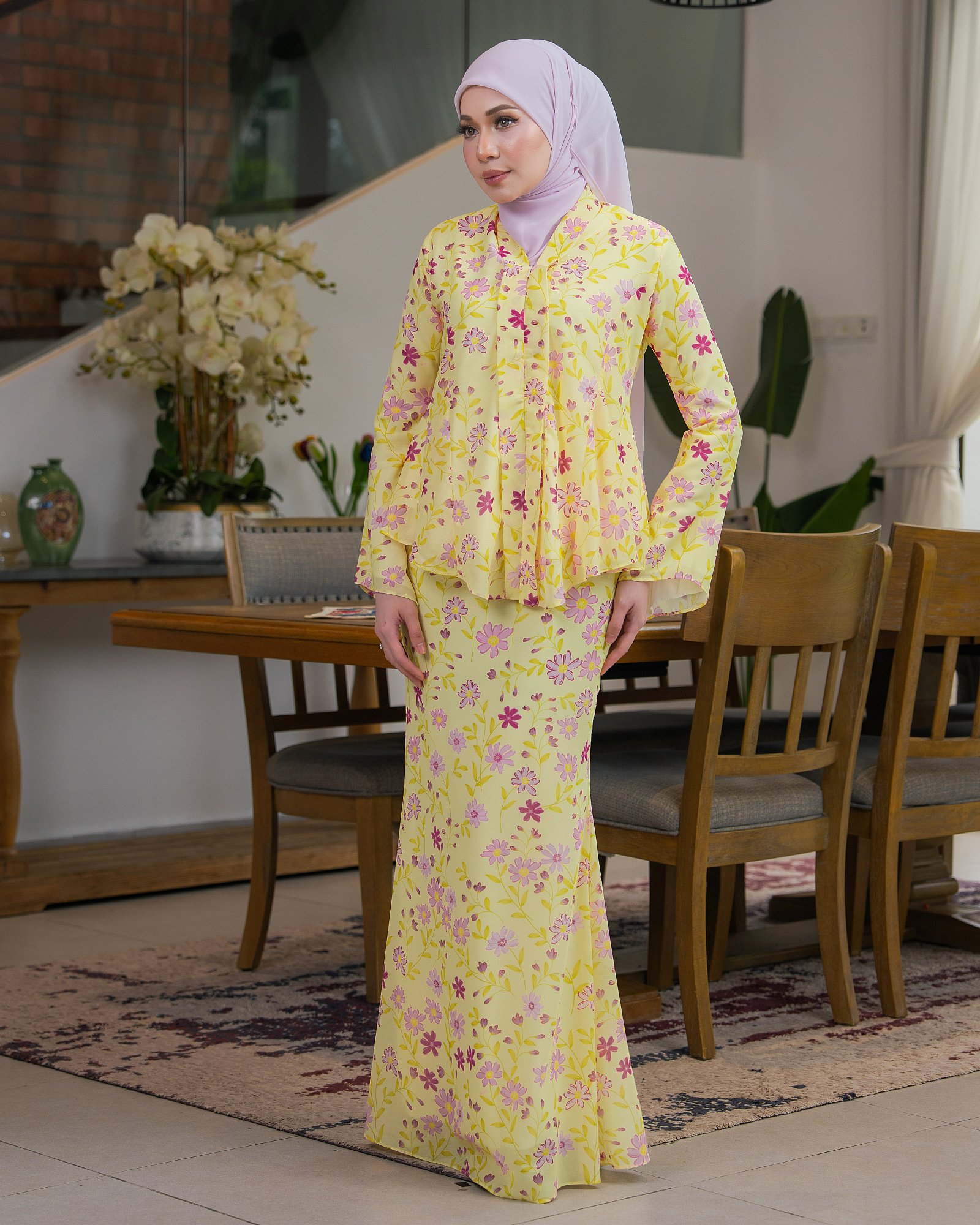 KIARA KURUNG - BANANA STRAWBERRY KIARA KURUNG - BANANA STRAWBERRY